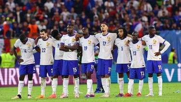Hamburg (Germany), 05/07/2024.- Players of France line up during the penalty shootout of the UEFA EURO 2024 quarter-finals soccer match between France and Portugal, in Hamburg, Germany, 05 July 2024. (Francia, Alemania, Hamburgo) EFE/EPA/FILIP SINGER