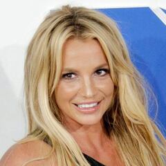 Britney Spears posa en topless y enciende redes sociales