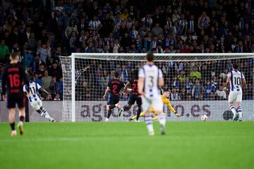 1-0. Saque de puerta de Iñaki Peña, recupera Jon Aramburu, Sucic peina el centro, Pau Cubarsí se resbala y el balón le llega a Sheraldo Becker que la coloca pegada al palo para anotar el primer tanto en el minuto 32.