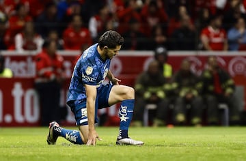 MEX4762. TOLUCA (MÉXICO), 09/11/2024.- Henry Martín de América reacciona este sábado, en un partido por la jornada 17 del torneo Apertura 2024 de la Liga MX entreToluca y América, en el estadio Nemesio Diez en Toluca (México). EFE/Alex Cruz
