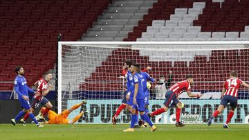 Luis Su¨¢rez marca de cabeza el 1-0 al Getafe.