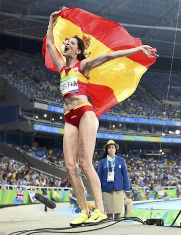 La cántabra Ruth Beitia celebra la consecución del oro en salto de altura.