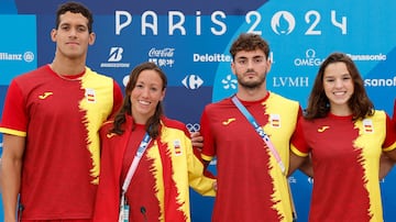 Hugo González, Jéssica Vall, Arbidel González y Emma Carrasco posan junto a la villa olímpica.
