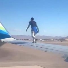 Un hombre sube al ala de un avión cuando iba a despegar