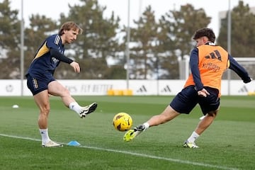 Valde, junto a Luka Modric en un entrenamiento con el primer equipo.