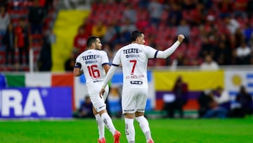 AME3341. GUADALAJARA (MÉXICO), 09/02/2023.- Rogelio Funes Mori (d) de Monterrey celebra una anotación ante Atlas hoy, durante un partido de la jornada 5 del torneo Clausura 2023 de la liga del fútbol mexicano, disputado en el Estadio Jalisco, en Guadalajara (México). EFE/ Francisco Guasco
