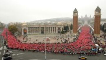 La 'marea rosa' con el Castillo de Montjuïc al fondo.