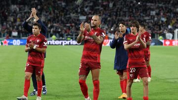 Acuña, Gudelj, Óliver y Bryan aplauden a la afición sevillista en el Juventus Stadium.