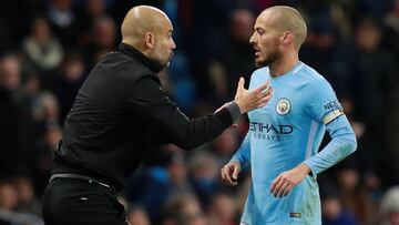 Pep Guardiola da instrucciones a David Silva en un partido de la Premier League.