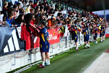 Los jugadores firmaron autógrafos y se hicieron fotos con los seguidores al finalizar el entrenamiento.