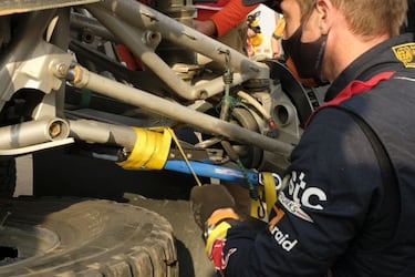 Peterhansel se mete en un lío