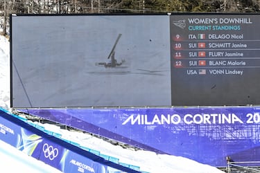 Una pantalla gigante muestra a la estadounidense Lindsey Vonn cayendo mientras compite en el evento de descenso femenino.