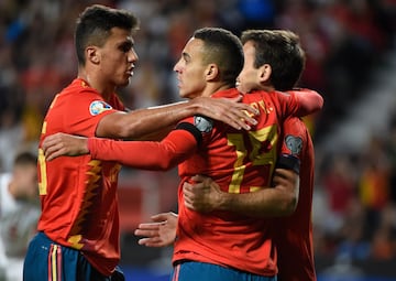 1-0. Rodrigo Moreno celebró el primer gol con Rodrigo Hernández.