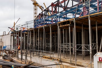 El regreso al nuevo Camp Nou, según el propio club catalán, está a la vuelta de la esquina. Las últimas instantáneas del avance de las obras muestras la construcción del anillo exterior del estadio.