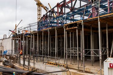 El regreso al nuevo Camp Nou, según el propio club catalán, está a la vuelta de la esquina. Las últimas instantáneas del avance de las obras muestras la construcción del anillo exterior del estadio.