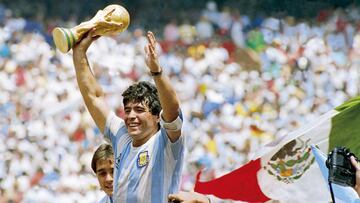 Maradona, en 10 productos: camisetas, documentales, p¨®sters y m¨¢s para recordar al astro argentino