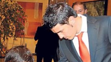 <b>EL VALENCIA LLEGÓ CON DOS HORAS DE RETRASO A MÁLAGA, PERO HUBO EXPECTACIÓN</b> El Valencia llegó con dos horas de retraso a Málaga por culpa de la niebla. Pero aterrizó con todos los pesos pesados como Villa. Mata. Silva y compañía. Hubo bastante expectación por la llegada de los ilustres internacionales del conjunto valencianista que busca esta tarde lograr los tres puntos en La Rosaleda en un partido muy importante. Para ambos.