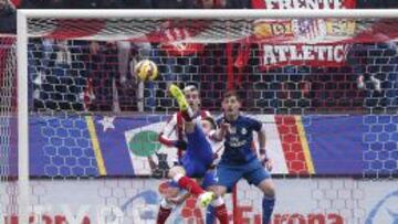 Saúl, en el momento en el que ejecuta la chilena que supuso el segundo gol del Atlético al Madrid en el derbi.