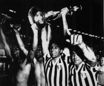 29/05/1985 FINAL: JUVENTUS - LIVERPOOL
Los jugadores celebraron la victoria desconocedores de toda la verdad sobre lo sucedido en las gradas, en las que habían fallecido 39 personas por una avalancha provocada por los Hooligans.