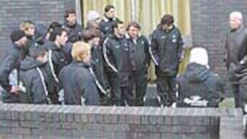 <b>EXPECTACIÓN Y DESOLACIÓN</B>. Luis Aragonés se dirige a los jugadores del Mallorca horas antes de disputar su partido ante el Newcastle.