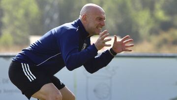 Calero pide a los jugadores del Burgos un último esfuerzo.