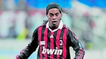 Ronaldinho se queda en Milán.