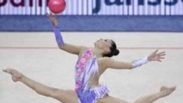 La espa&ntilde;ola Natalia Garc&iacute;a ejecuta su ejercicio de pelota durante la fase de clasificaci&oacute;n individual de los 31&ordm; Campeonatos de Europa de gimnasia r&iacute;tmica en Minsk (Bielorrusia).