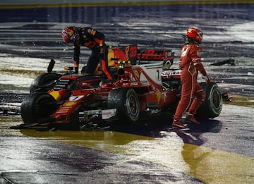 Verstappen toca a Raikkonen y éste se lleva por delante a Vettel que sigue a duras penas. La inercia del Ferrari del finlandés hace un recto en la primera curva y se atropella al Mclaren de Alonso que se puso 3º en la salida.