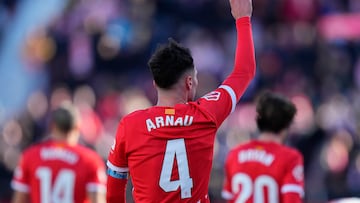 GIRONA, 18/01/2025.- El futbolista del Girona FC Arnau Martínez celebra tras marcar el 1-0 al Sevilla FC durante su partido de LaLiga EA Sports en el Estadio de Montilivi de Girona este sábado. EFE/ Siu Wu