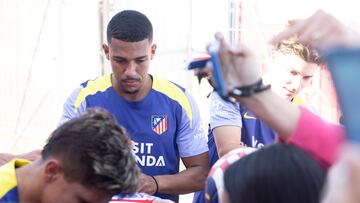 Samuel Lino firma una camiseta a un aficionado del Atlético.