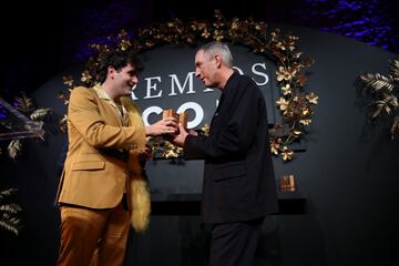 Palomo Spain entrega el premio ICON al disenador a Dries Van Noten.