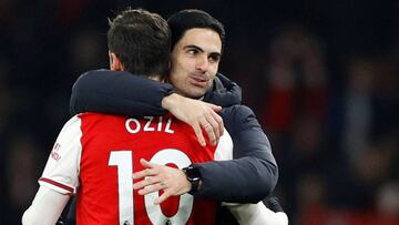 Mikel Arteta abraza a Özil tras la victoria del Arsenal ante el Manchester United.