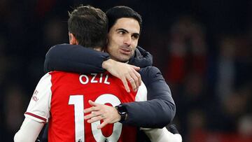 Mikel Arteta abraza a &Ouml;zil tras la victoria del Arsenal ante el Manchester United. 