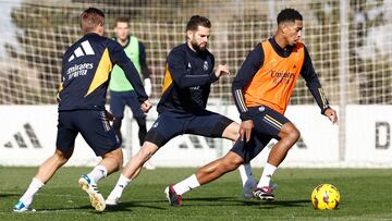 Bellingham conduce el balón presionado por Nacho y Kroos en el entrenamiento de ayer en Valdebebas.