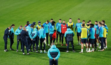 Xavi da una charla al grupo durante el entrenamiento.
