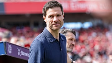 LEVERKUSEN (), 11/05/2025.- Head coach Xabi Alonso of Leverkusen and head coach Niko Kovac of Dortmund react ahead the German Bundesliga soccer match between Bayer 04 Leverkusen and Borussia Dortmund in Leverkusen, , 11 May 2025. (Alemania) EFE/EPA/CHRISTOPHER NEUNDORF CONDITIONS - ATTENTION: The DFL regulations prohibit any use of photographs as image sequences and/or quasi-video.