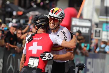 David Valero se abraza a Nino Schurter, segundo y primero, respectivamente, en el Mundial de Les Gets.