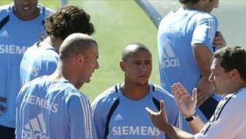 <B>DIFICULTAD. </B>Roberto Carlos augura una temporada difícil para Luxemburgo por la gran competencia en la plantilla.