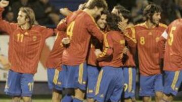 <b>CELEBRACIÓN.</b> Todo el equipo formó una piña tras el primer gol, que marcó Glik en propia puerta.