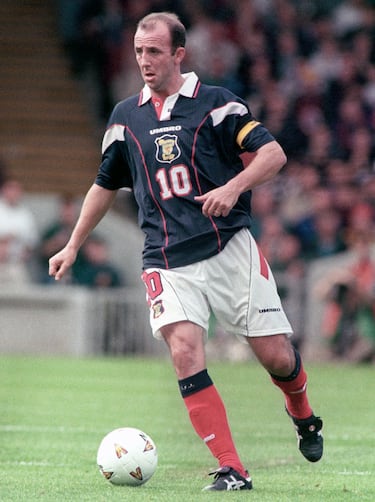 El centrocampista nacido en Motherwell en 1964 fue profesional entre 1982 y 2004. Defendió la camiseta de varios equipos: Motherwell, Leicester City, Leeds United, Coventry City y Liverpool. Debutó tarde con la absoluta escocesa, a los 25 años. Fue 57 vesces internacional y marcó un total de cinco goles. Tiene una liga escocesa, una Copa de la Liga inglesa, una FA Cup, una Copa de la UEFA y una Supercopa de Europa entre otros títulos. 