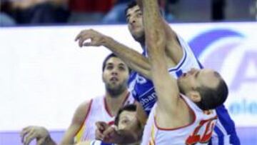 <b>SOBRESALIENTE.</b> El capitán estuvo imperial en defensa, como siempre, y aportando puntos en ataque.