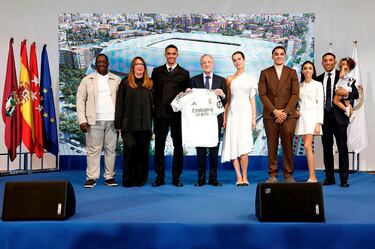 Florentino Pérez posa con Alexander-Arnold y su familia durante la presentación.