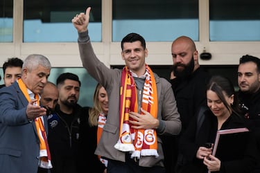Álvaro Morata a su llegada a Estambul. 