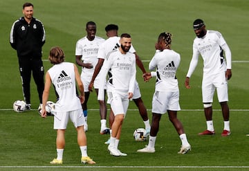 Karim Benzema, sonriente, en el entrenamiento del Real Madrid tras haber recogido ayer en París el Balón de Oro.