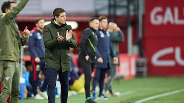 Alessio Lisci arenga a sus jugadores durante el partido ante el Deportivo.