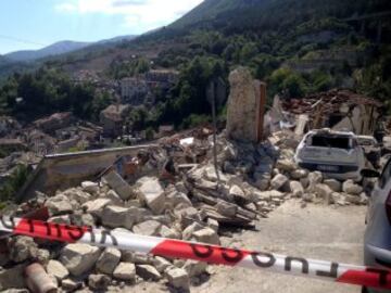 ITA48 ARQUATA DEL TRONTO (ITALIA), 24/08/2016.- Vista de los destrozos causados por el terremoto en la localidad de Arquata del Tronto, en la provincia de Ascoli Piceno, región de Marche, en el centro de Italia, hoy, 24 de agosto de 2016. Al menos 62 personas han muerto y decenas siguen aún desaparecidas tras el terremoto de 6 grados en la escala Ritcher ocurrido hoy en el centro de Italia, según los datos recogidos por los medios de comunicación italianos que se encuentran en los lugares afectados. EFE/Claudio Accogli