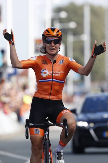 Amy Pieters celebra su victoria en Alkmaar.