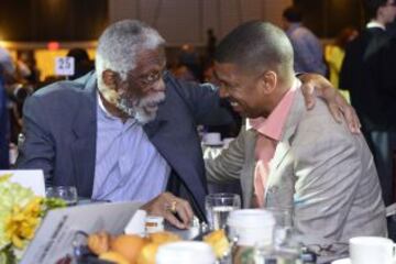 Bill Russell bromea con Kevin Johnson, ex extrella de la NBA y actual alcalde de Sacramento.