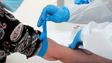 GRAFCVA4605. VALENCIA, 30/04/2020.- Una enfermera realiza una extracción de sangre para realizar la prueba de anticuerpos con el fin de identificar si una persona presenta dos tipos de anticuerpos -IGG y IGM, a una de las integrantes de los hogares escogidos al azar por el Instituto Nacional de Estadística. EFE/Kai Försterling POOL