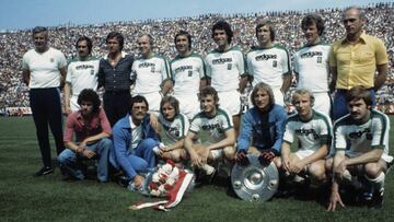 Stielike, Heynckes y Jensen (segundo, tercero y s&eacute;ptimo de pie y de izquierda a derecha), posan tras ganar la Bundesliga con el Borussia.